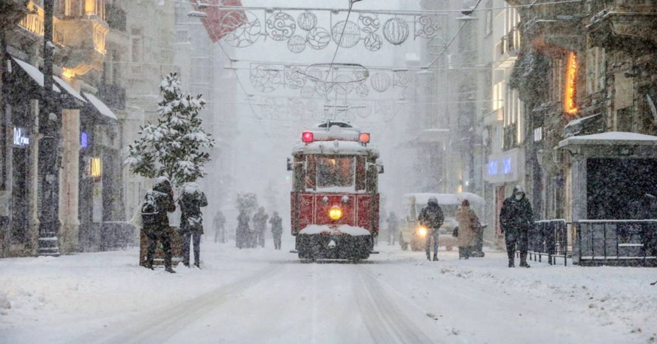 Kar yağışı yeniden başladı: Meteoroloji İstanbul için saat verdi Kar yağışı yeniden başladı: Meteoroloji İstanbul için saat verdi
