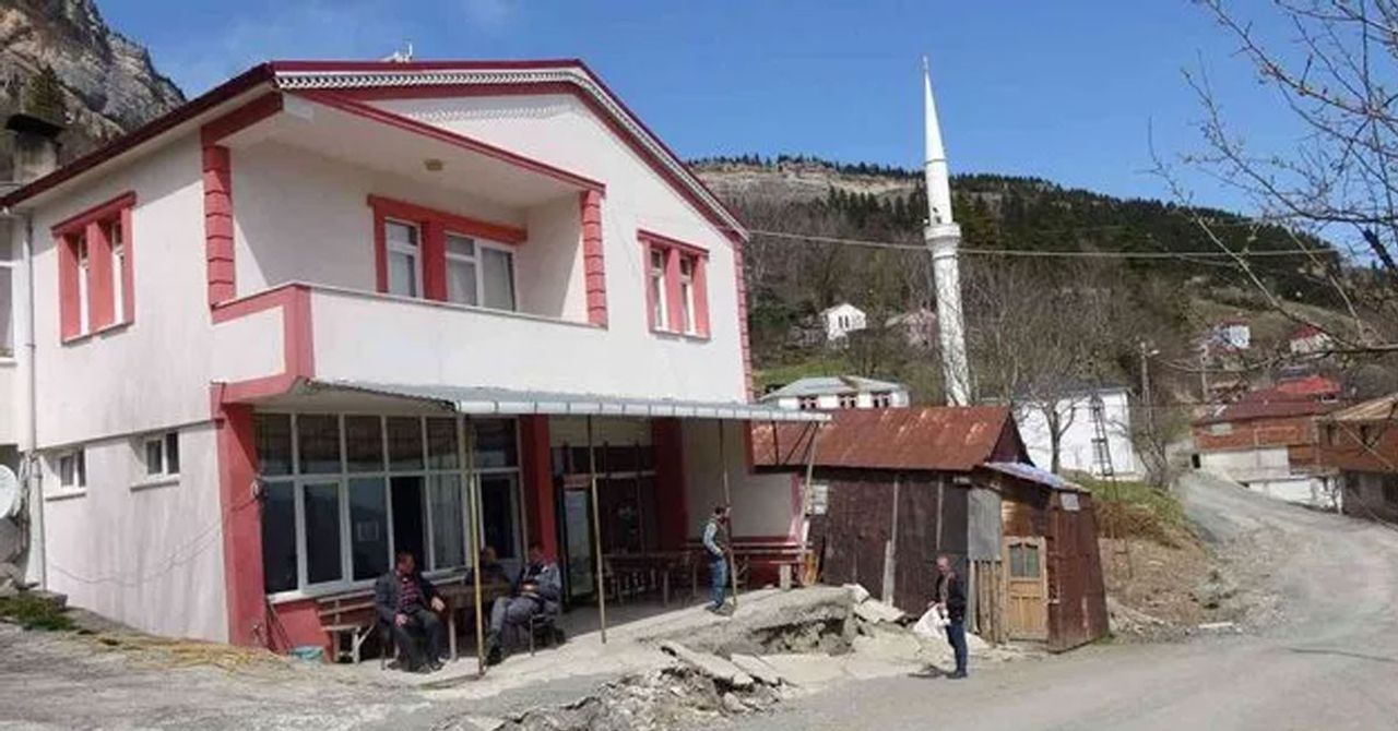 Kar yağışının olumsuz etkileri gün yüzüne çıkıyor: Mahalle resmen kayıyor! Kar yağışının olumsuz etkileri gün yüzüne çıkıyor: Mahalle resmen kayıyor!