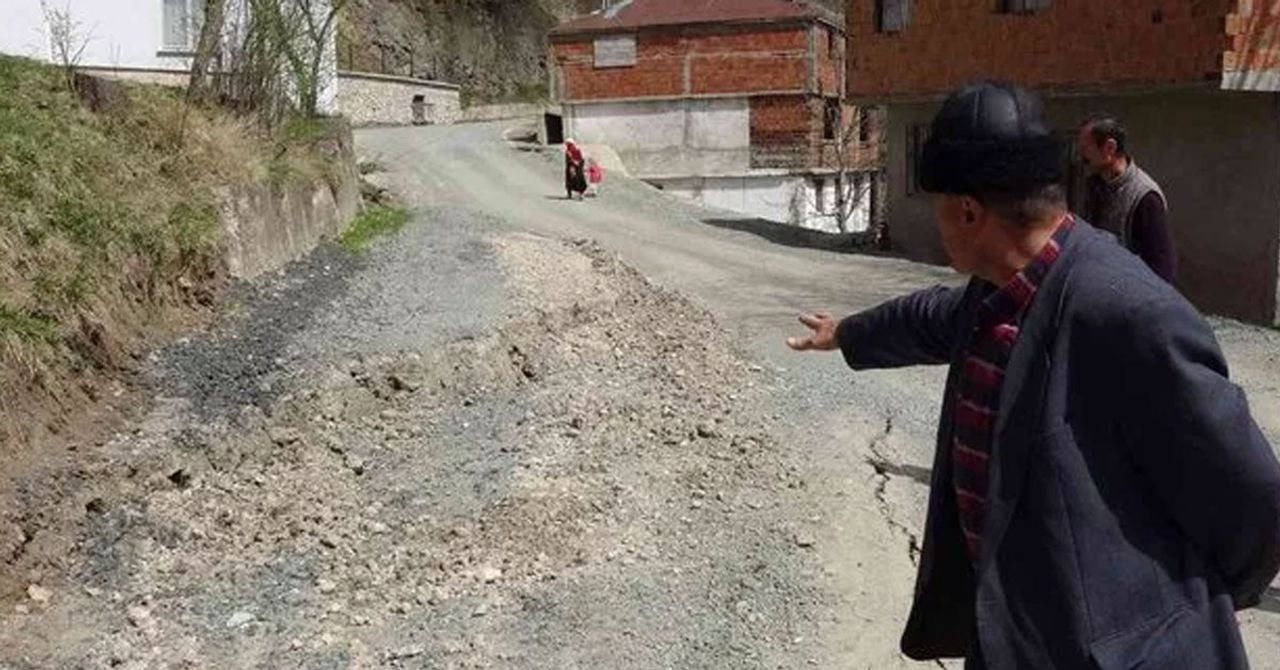 Kar yağışının olumsuz etkileri gün yüzüne çıkıyor: Mahalle resmen kayıyor! Kar yağışının olumsuz etkileri gün yüzüne çıkıyor: Mahalle resmen kayıyor!