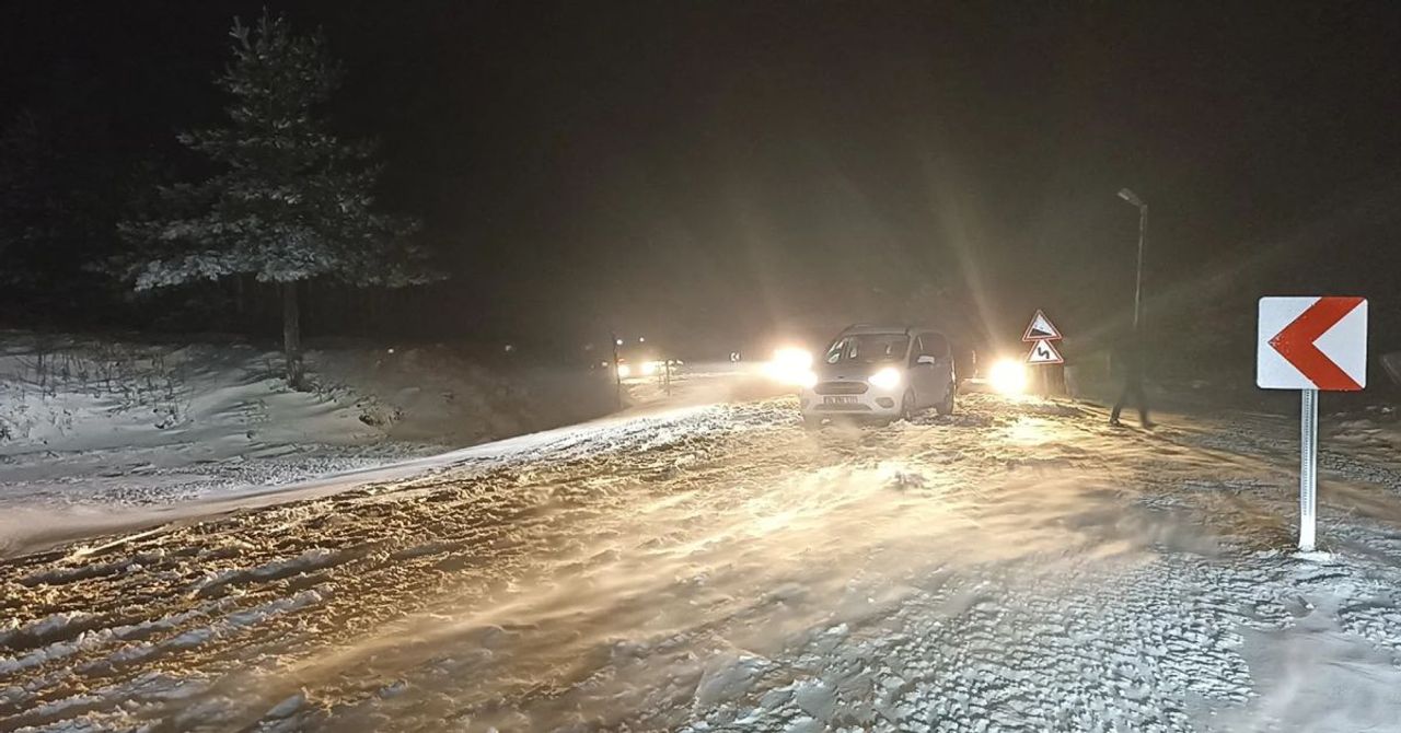 Kara kış Mayıs ayını bekledi: Kastamonu’da araçlar yolda mahsur kaldı Kara kış Mayıs ayını bekledi: Kastamonu’da araçlar yolda mahsur kaldı