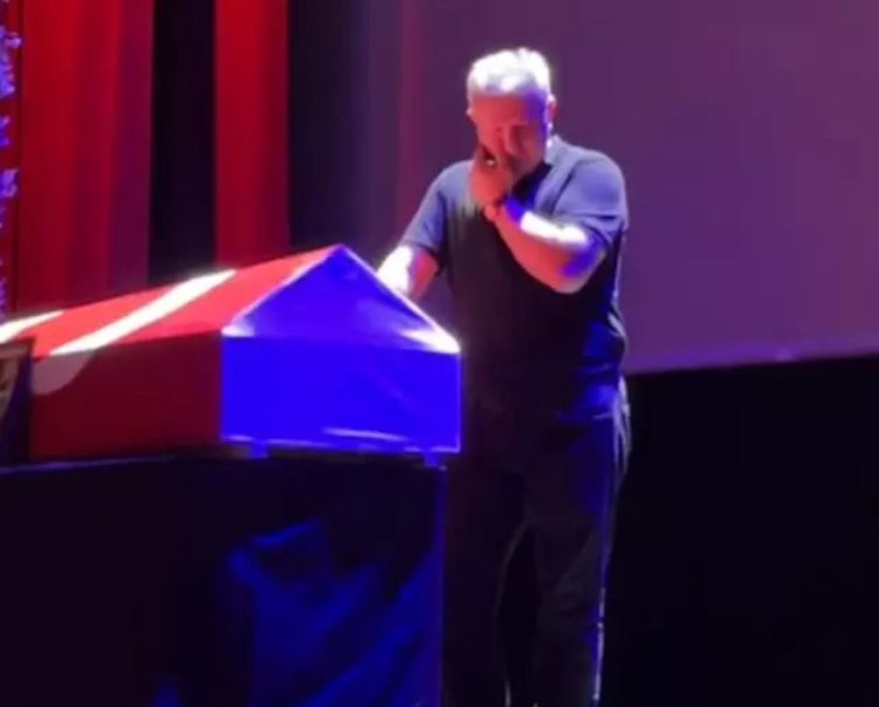 Kenan Işık’a son veda: Tabutun başında dakikalarca bekleyen kişi kim? Kenan Işık’a son veda: Tabutun başında dakikalarca bekleyen kişi kim?