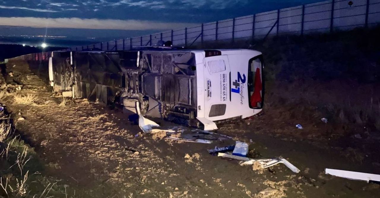 Kırşehir’de yolcu otobüsü devrildi: 15 kişi yaralandı Kırşehir’de yolcu otobüsü devrildi: 15 kişi yaralandı