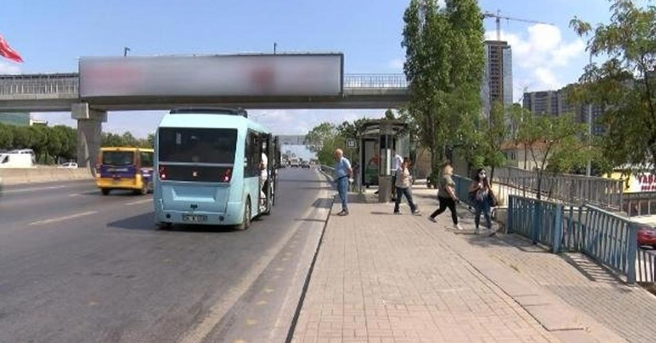 Kıyafetlerini aniden çıkarttı Kıyafetlerini aniden çıkarttı