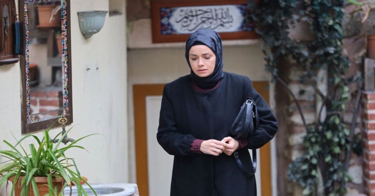 Kızıl Goncalar 12. bölüm fragmanı yayınlandı: Mira evden kaçarak Zeynep’in evine sığınıyor Kızıl Goncalar 12. bölüm fragmanı yayınlandı: Mira evden kaçarak Zeynep’in evine sığınıyor