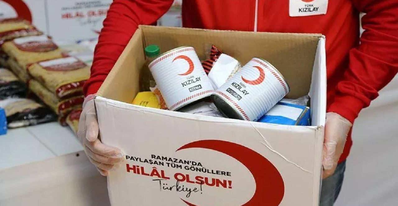 Kızılay kapı kapı dolaşıp koli koli erzak dağıtıyor! Başvurular toplanmaya başlandı Kızılay kapı kapı dolaşıp koli koli erzak dağıtıyor! Başvurular toplanmaya başlandı