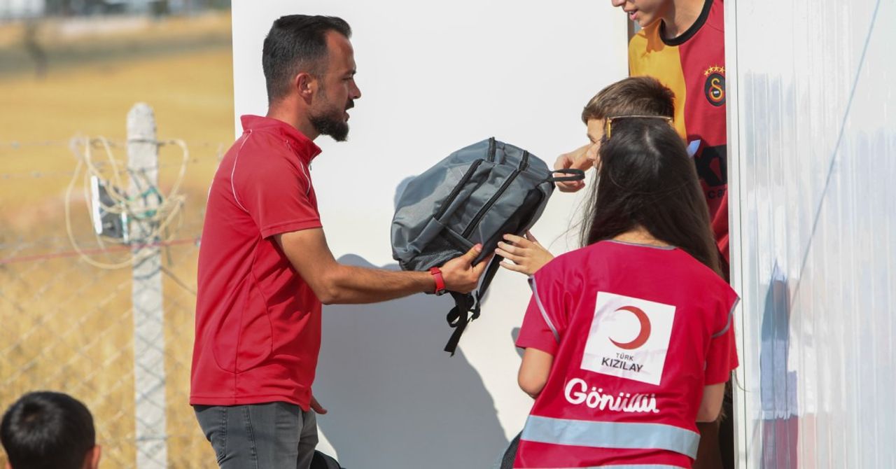 Kızılay’dan Eğitime Büyük Destek: “Bir Çocuğun Eğitimi, Türkiye’nin Geleceği” Kampanyası Başladı Kızılay’dan Eğitime Büyük Destek: “Bir Çocuğun Eğitimi, Türkiye’nin Geleceği” Kampanyası Başladı