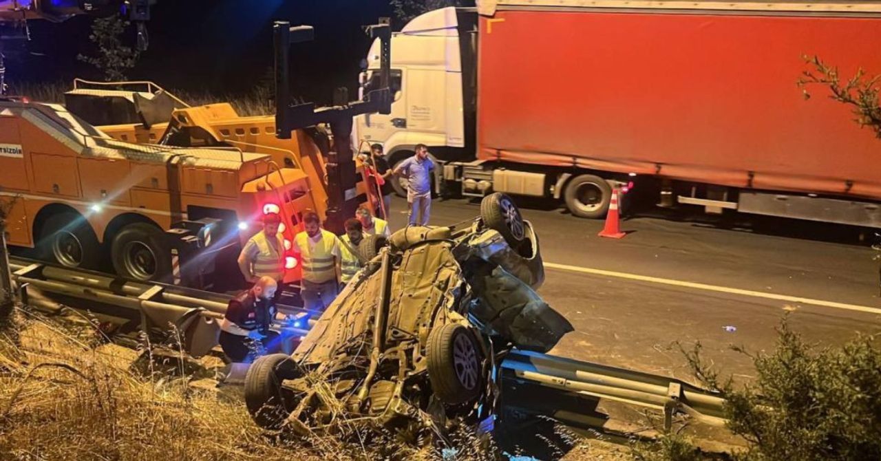 Kocaeli’nde otomobil ikiye katlandı: Katliam kazada ölü ve yaralılar var Kocaeli’nde otomobil ikiye katlandı: Katliam kazada ölü ve yaralılar var