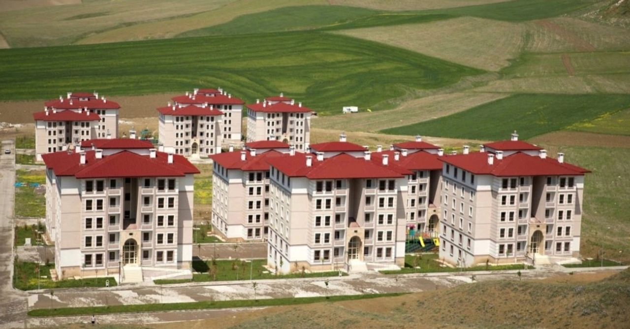 Konut sahibi olmak isteyenlere büyük fırsat: TOKİ yüzlercesini aylık 12 bin taksitle satışa çıkardı Konut sahibi olmak isteyenlere büyük fırsat: TOKİ yüzlercesini aylık 12 bin taksitle satışa çıkardı