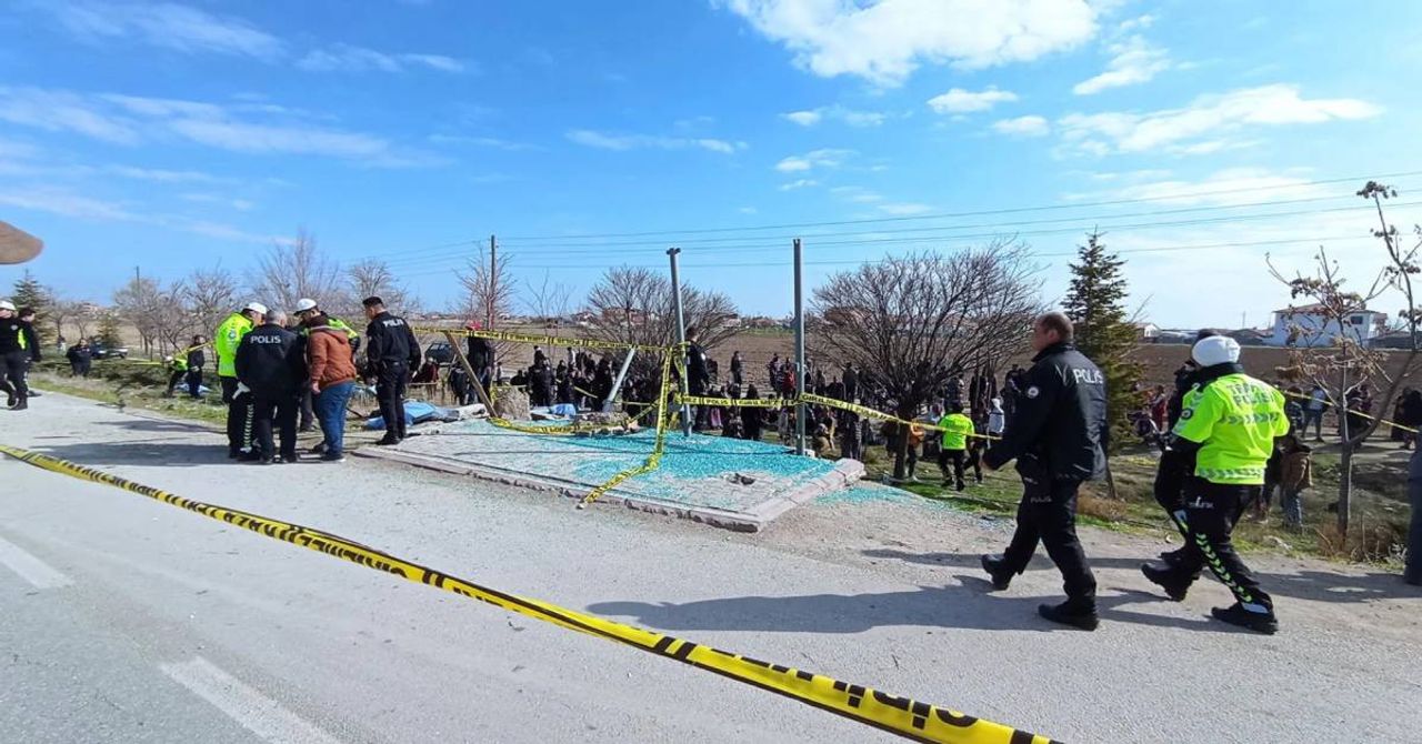Konya’da otomobil otobüs durağına daldı: Çok sayıda ölü ve yaralı var Konya’da otomobil otobüs durağına daldı: Çok sayıda ölü ve yaralı var