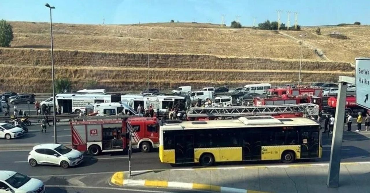 Küçükçekmece’de metrobüs kazası: Çok sayıda yaralı var Küçükçekmece’de metrobüs kazası: Çok sayıda yaralı var