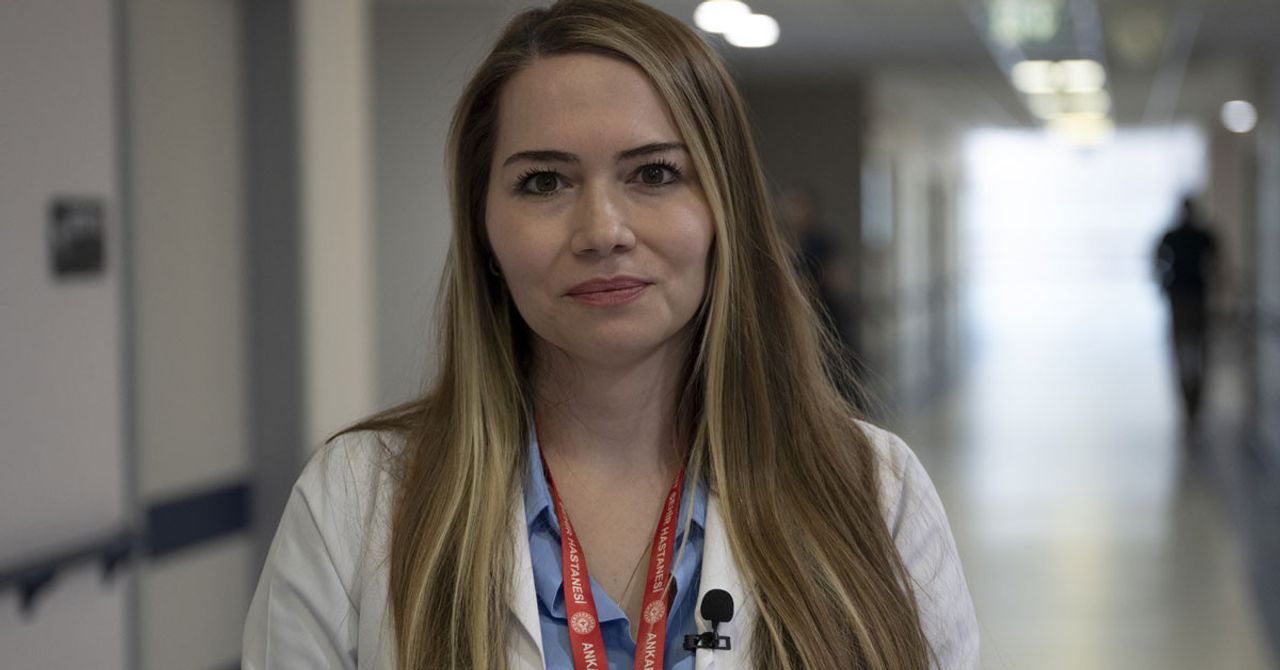 Kulak memesindeki çizgi önemli bir kalp hastalığı hakkında ipucu vermektedir. Bilkent Şehir Hastanesi Kardiyoloji Uzmanı Prof. Dr. Kevser Gülcihan Balcı, ‘‘Frank çizgisi’’ olarak isimlendirilen kulak memesindeki çapraz çizginin, artan kalp-damar hastalığı riskine işaret edebileceği belirtilirken, bunun tıpta asla tek başına bir kriter olamayacağı da vurgulandı. Kulak memesindeki çizgi önemli bir kalp hastalığı hakkında ipucu vermektedir. Bilkent Şehir Hastanesi Kardiyoloji Uzmanı Prof. Dr. Kevser Gülcihan Balcı, ‘‘Frank çizgisi’’ olarak isimlendirilen kulak memesindeki çapraz çizginin, artan kalp-damar hastalığı riskine işaret edebileceği belirtilirken, bunun tıpta asla tek başına bir kriter olamayacağı da vurgulandı.