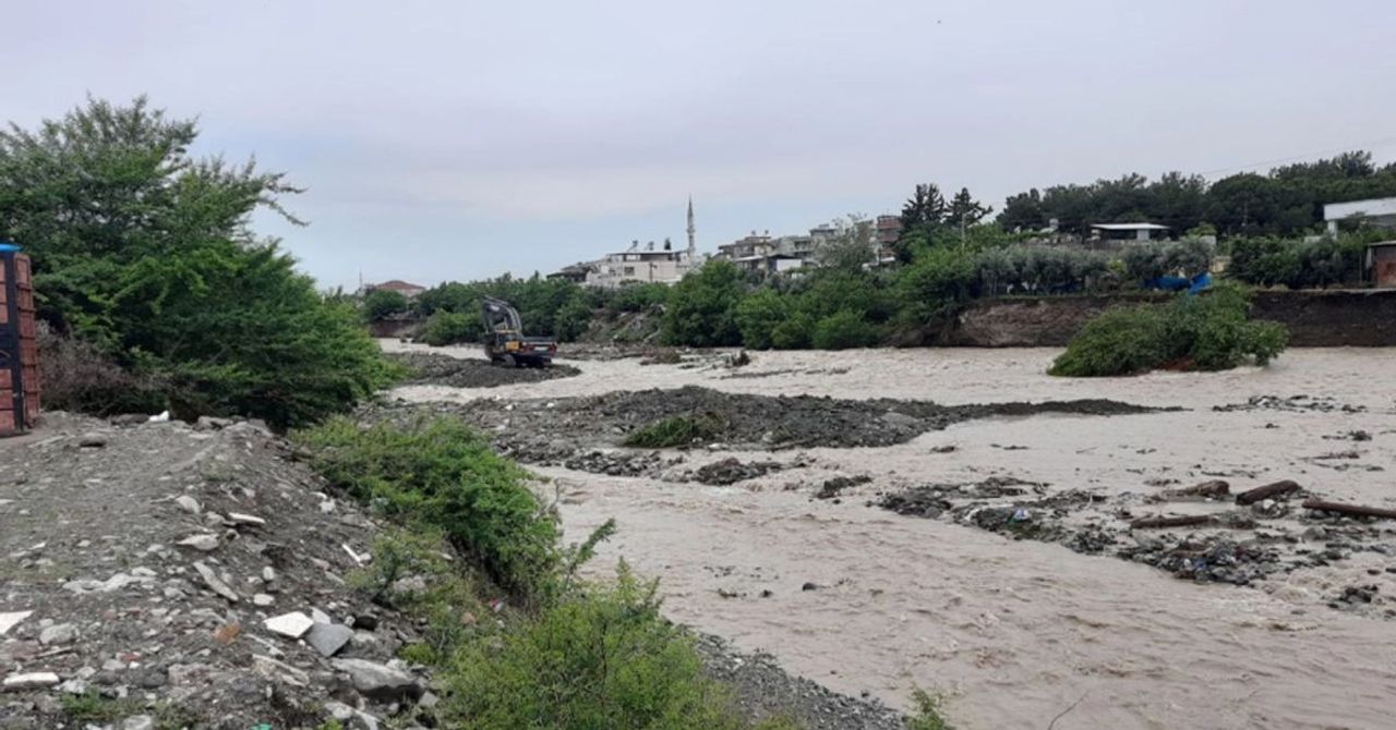 Kuvvetli yağış sonrası şok görüntü: Hatay’da sel yolu ikiye böldü Kuvvetli yağış sonrası şok görüntü: Hatay’da sel yolu ikiye böldü