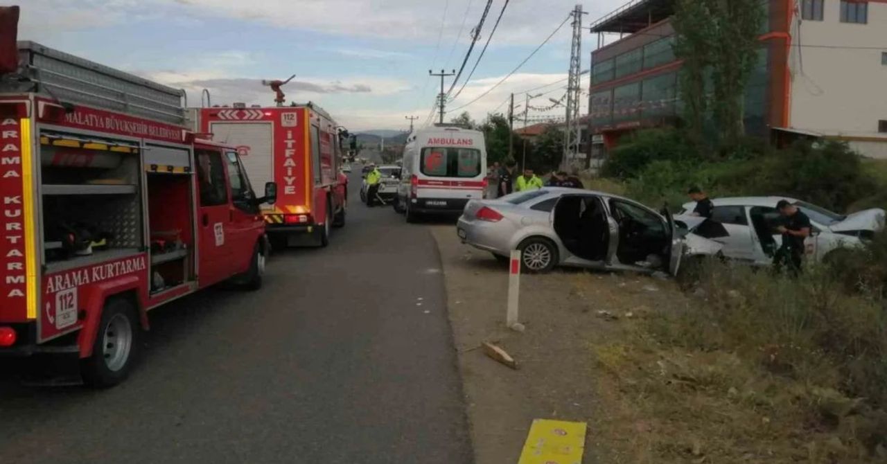 Malatya’da otomobil karşı şeride geçti: Katliam kazada ölü ve yaralılar var Malatya’da otomobil karşı şeride geçti: Katliam kazada ölü ve yaralılar var