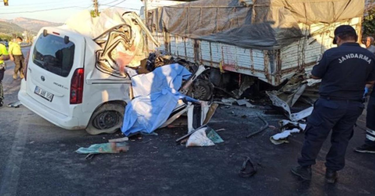 Manisa’da korkunç kaza: Ticari araç emniyet şeridindeki kamyona çarptı! 4 ölü, 3 ağır yaralı var Manisa’da korkunç kaza: Ticari araç emniyet şeridindeki kamyona çarptı! 4 ölü, 3 ağır yaralı var