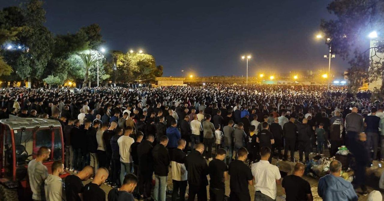 Mescid-i Aksa’da 100 binler Cuma namazını ve teravih namazını eda etti Mescid-i Aksa’da 100 binler Cuma namazını ve teravih namazını eda etti