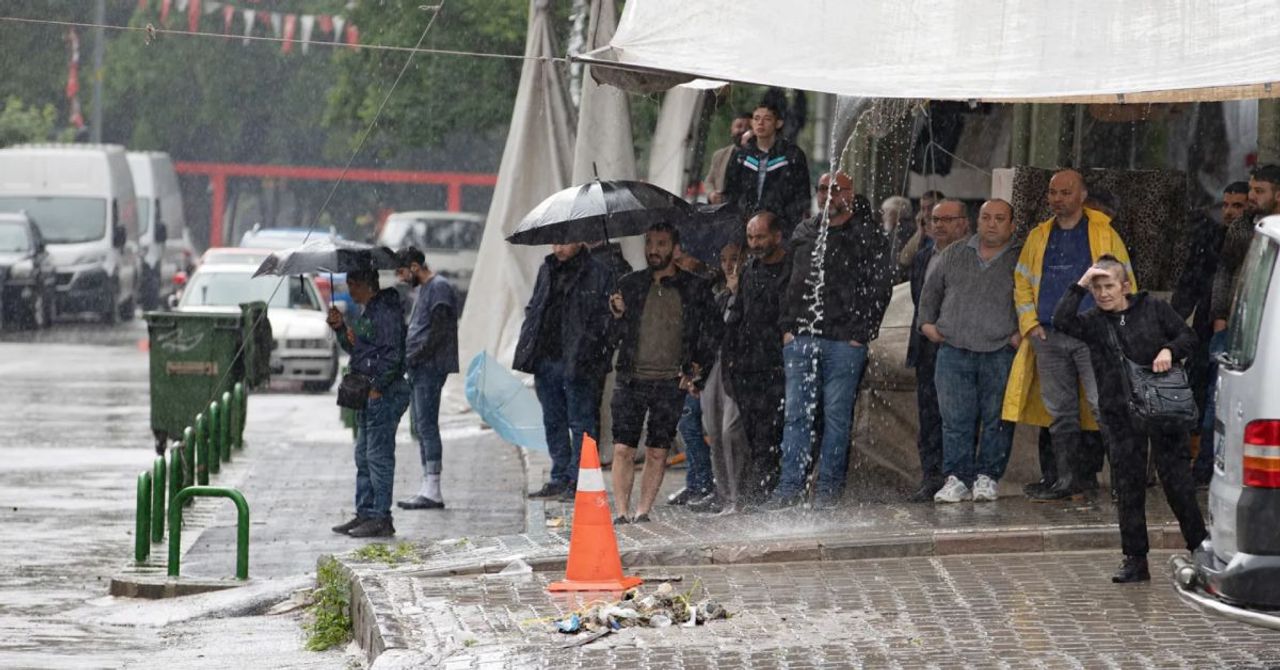 Meteoroloji çok sayıda ili uyardı: Sağanak yağışa karşı tedbir alın Meteoroloji çok sayıda ili uyardı: Sağanak yağışa karşı tedbir alın