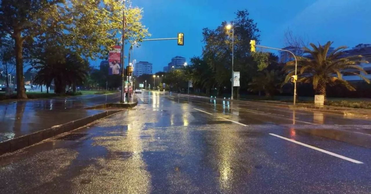 Meteoroloji ve AKOM uyarmıştı: İstanbul’da şiddetli yağış başladı Meteoroloji ve AKOM uyarmıştı: İstanbul’da şiddetli yağış başladı