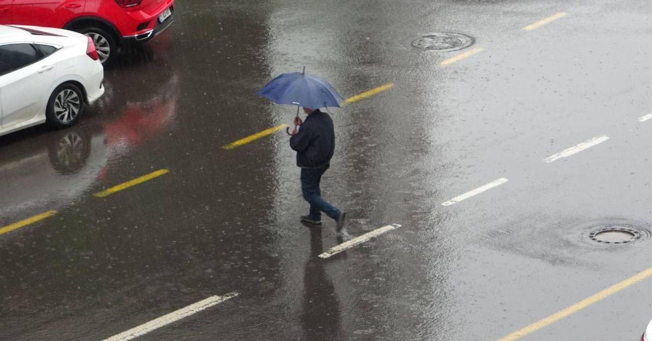 Meteoroloji’den 13 ile sarı ve turuncu kod: Kuvvetli yağış, kar ve fırtına etkili olacak Meteoroloji’den 13 ile sarı ve turuncu kod: Kuvvetli yağış, kar ve fırtına etkili olacak