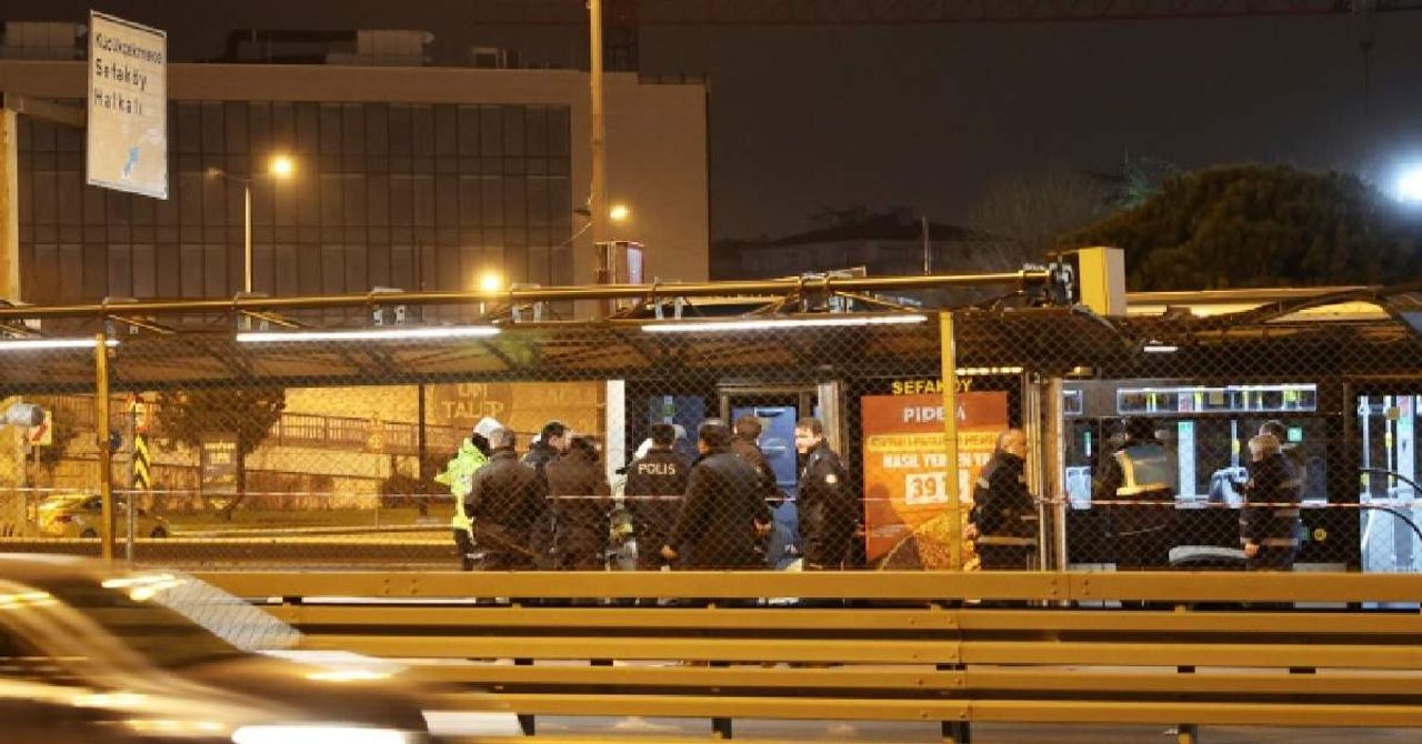Metrobüs Altında Kaldı-1 Metrobüs Altında Kaldı-1