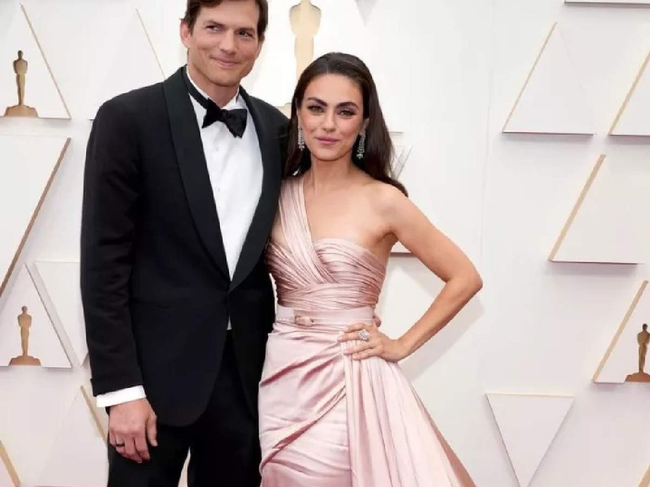 Mila Kunis ve eşi Ashton Kutcher Mila Kunis ve eşi Ashton Kutcher