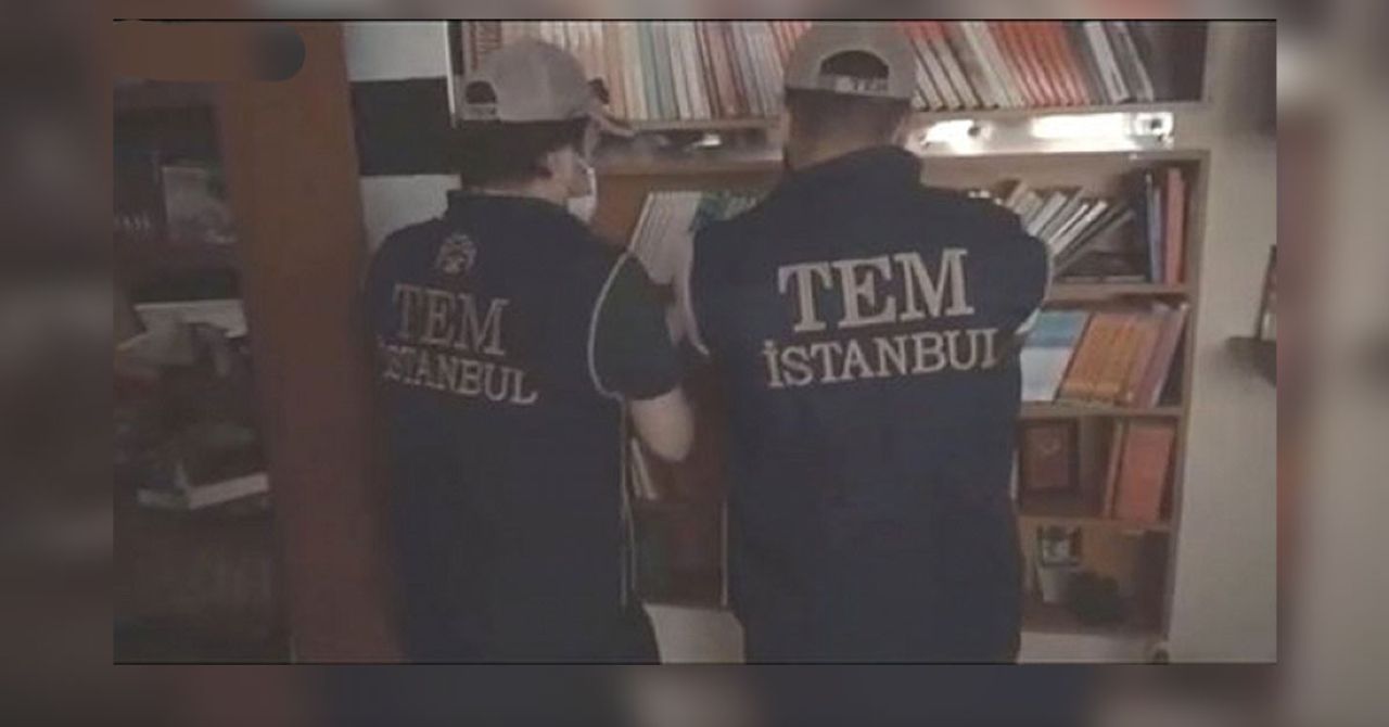 Milli İstihbarat Teşkilatı (MİT) ve İstanbul İl Emniyet Müdürlüğü TEM Şube, ortaklaşa yürüttükleri operasyon sonucu terör örgütü DHKP-C sorumlularından Fehmi Oral Meşe’yi İstanbul’da yakaladı. Milli İstihbarat Teşkilatı (MİT) ve İstanbul İl Emniyet Müdürlüğü TEM Şube, ortaklaşa yürüttükleri operasyon sonucu terör örgütü DHKP-C sorumlularından Fehmi Oral Meşe’yi İstanbul’da yakaladı.