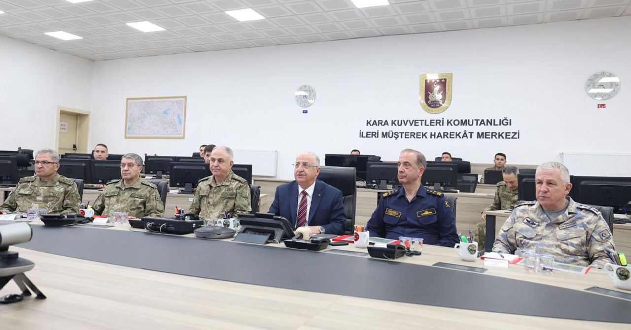 Millî Savunma Bakanı Yaşar Güler, Genelkurmay Başkanı Orgeneral Metin Gürak, Deniz Kuvvetleri Komutanı Oramiral Ercüment Tatlıoğlu, Kara Kuvvetleri Komutanı Orgeneral Selçuk Bayraktaroğlu ve Hava Kuvvetleri Komutanı Orgeneral Ziya Cemal Kadıoğlu Şanlıurfa’da bayramlaşma sonrası önemli bir toplantı gerçekleştirdi.