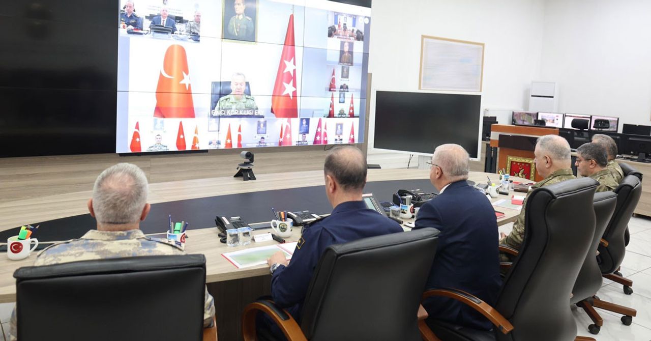 Millî Savunma Bakanı Yaşar Güler, Genelkurmay Başkanı Orgeneral Metin Gürak, Deniz Kuvvetleri Komutanı Oramiral Ercüment Tatlıoğlu, Kara Kuvvetleri Komutanı Orgeneral Selçuk Bayraktaroğlu ve Hava Kuvvetleri Komutanı Orgeneral Ziya Cemal Kadıoğlu Şanlıurfa’da bayramlaşma sonrası önemli bir toplantı gerçekleştirdi.