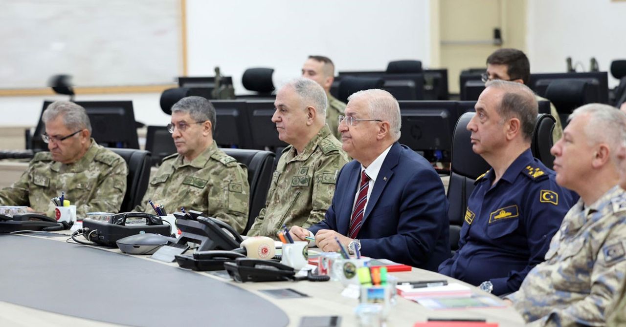Millî Savunma Bakanı Yaşar Güler, Genelkurmay Başkanı Orgeneral Metin Gürak, Deniz Kuvvetleri Komutanı Oramiral Ercüment Tatlıoğlu, Kara Kuvvetleri Komutanı Orgeneral Selçuk Bayraktaroğlu ve Hava Kuvvetleri Komutanı Orgeneral Ziya Cemal Kadıoğlu Şanlıurfa’da bayramlaşma sonrası önemli bir toplantı gerçekleştirdi.