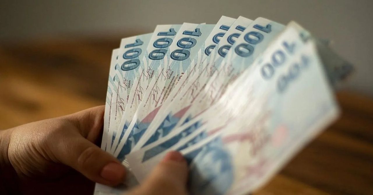Milyonlarca emeklinin gözü yarına çevrildi: Maaş farkları hesaplara yatırılıyor Milyonlarca emeklinin gözü yarına çevrildi: Maaş farkları hesaplara yatırılıyor