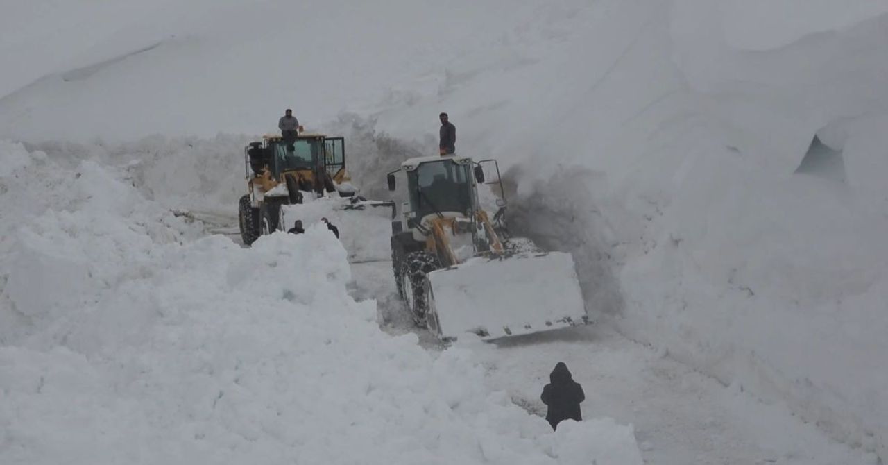 Muş’ta kar kalınlığı 4 metre oldu: Ekipler yol açma çalışmalarını sürdürüyor Muş’ta kar kalınlığı 4 metre oldu: Ekipler yol açma çalışmalarını sürdürüyor