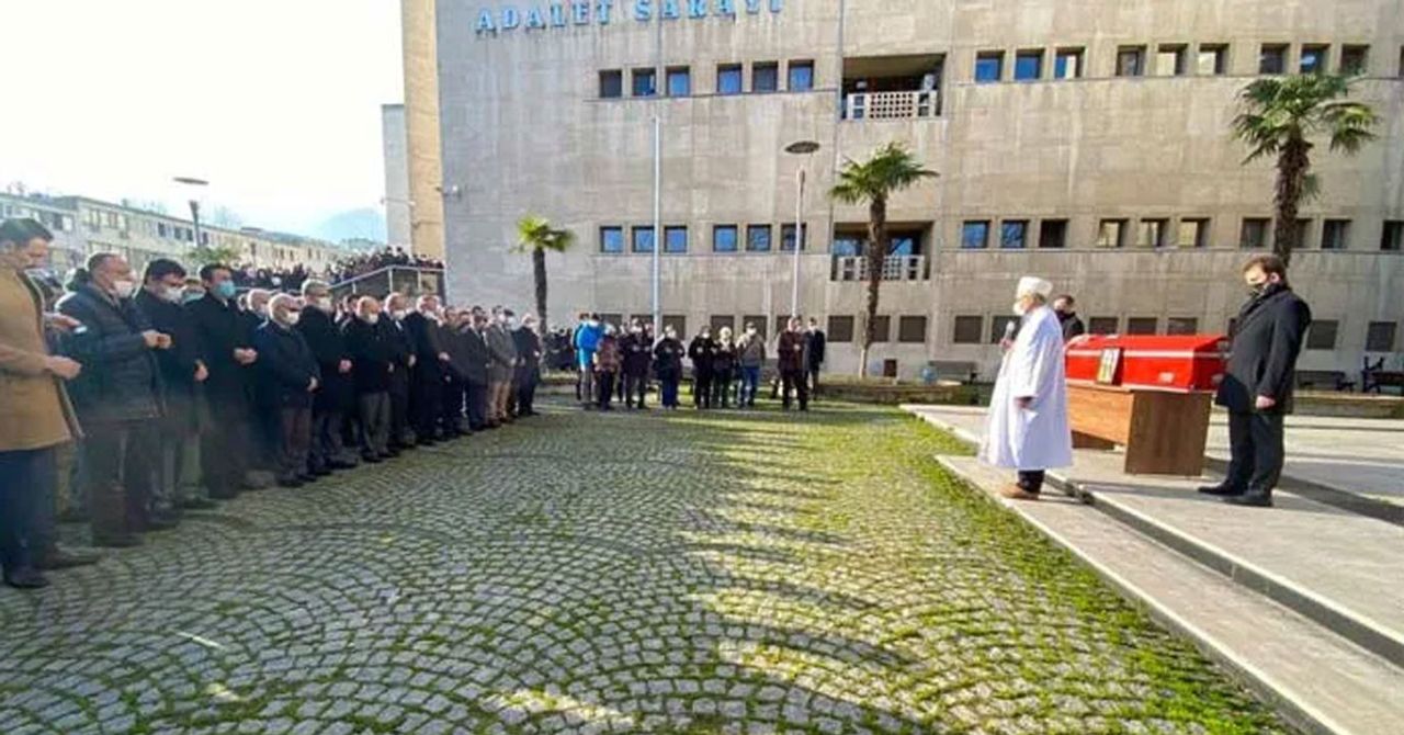 Parkta iple asılı bulundu Parkta iple asılı bulundu