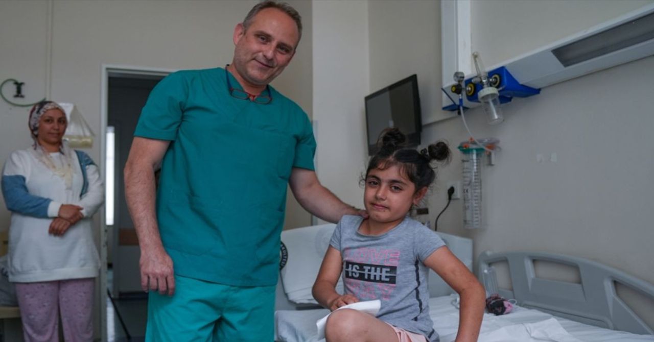 Nefes darlığı şikayetiyle hastaneye götürülmüştü: Çocuğun göğüs boşluğundan çıkan şey şok etti Nefes darlığı şikayetiyle hastaneye götürülmüştü: Çocuğun göğüs boşluğundan çıkan şey şok etti