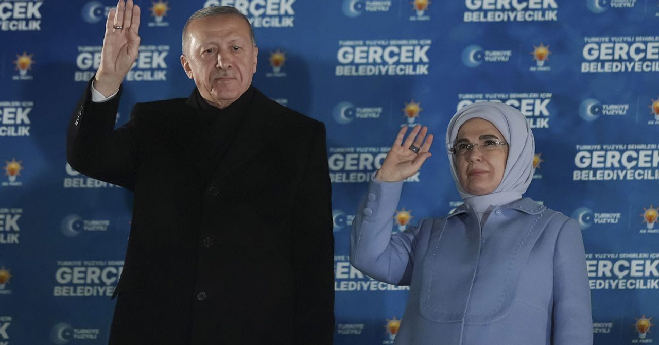 Nevşin Mengü, Cumhurbaşkanı Erdoğan’ın yaptığı balkon konuşmasıyla ilgili dikkat çeken bir paylaşım yaptı. Nevşin Mengü, Cumhurbaşkanı Erdoğan’ın yaptığı balkon konuşmasıyla ilgili dikkat çeken bir paylaşım yaptı.