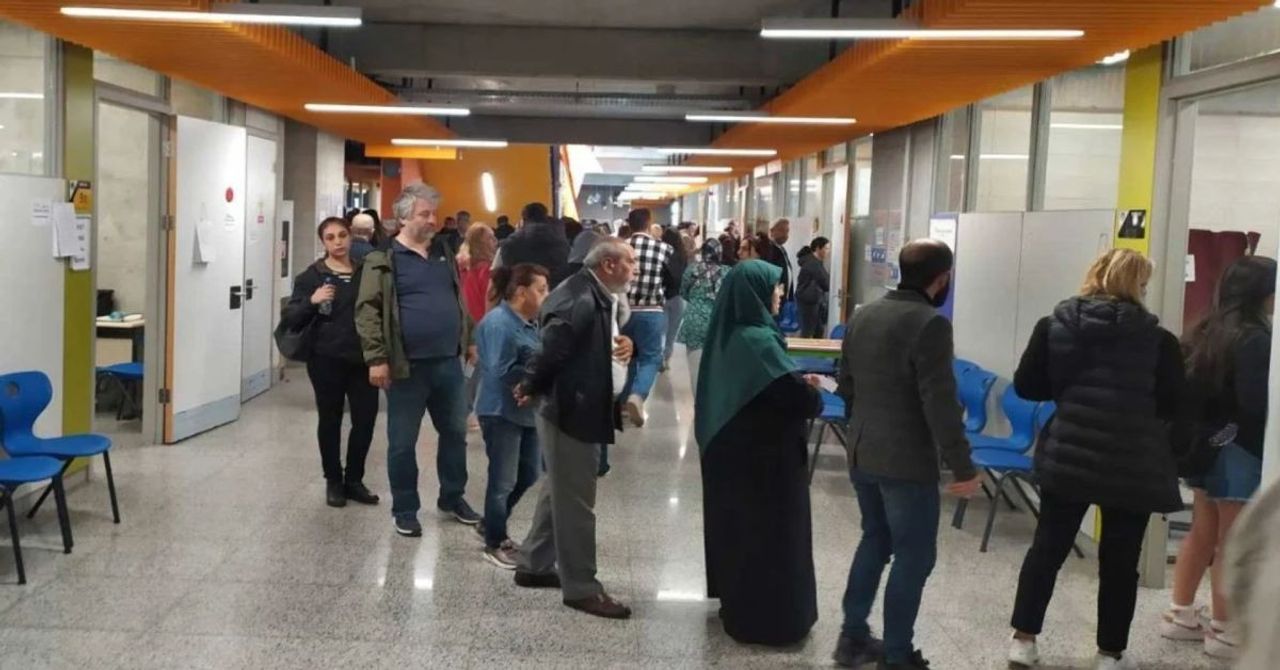 O okulda adım atacak yer yok: Oy kullanma sırası merdivenlere kadar uzadı O okulda adım atacak yer yok: Oy kullanma sırası merdivenlere kadar uzadı