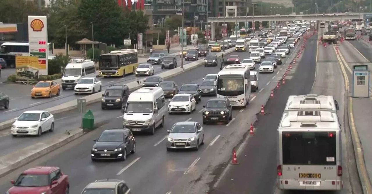 Okullar başladı trafik çilesi katlandı: İstanbul’da trafik yoğunluğu yüzde 51’i geçti Okullar başladı trafik çilesi katlandı: İstanbul’da trafik yoğunluğu yüzde 51’i geçti