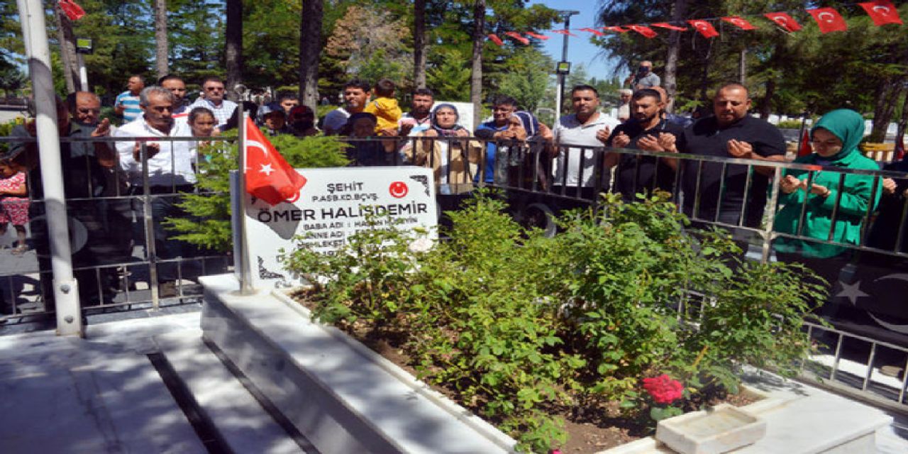 Ömer Halisdemir kabrine ziyaret Ömer Halisdemir kabrine ziyaret