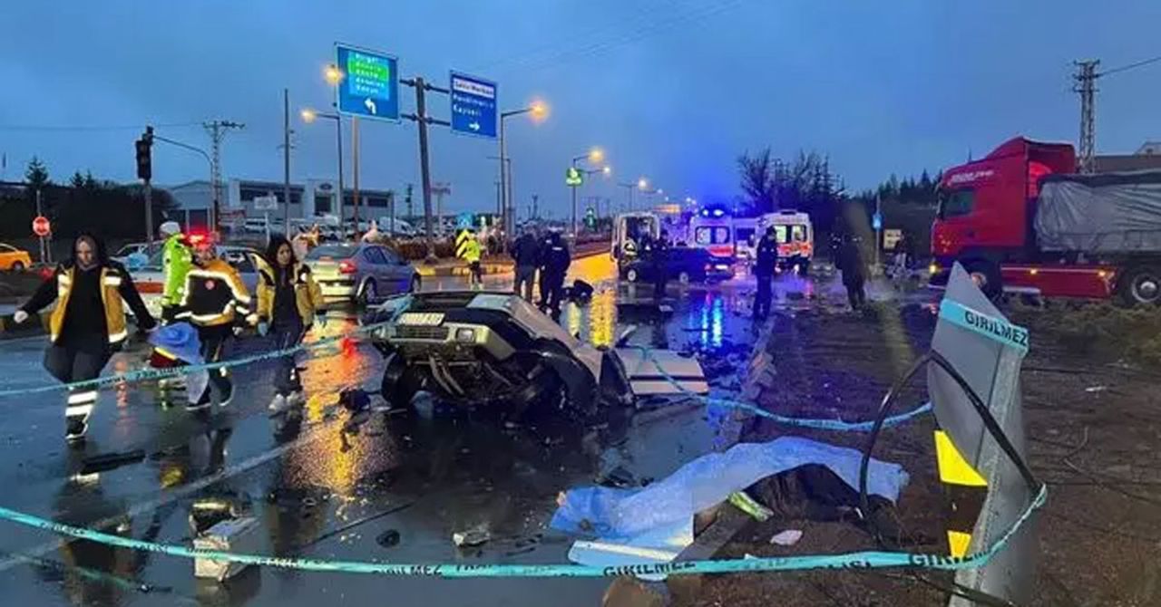 Otomobil ikiye ayrıldı