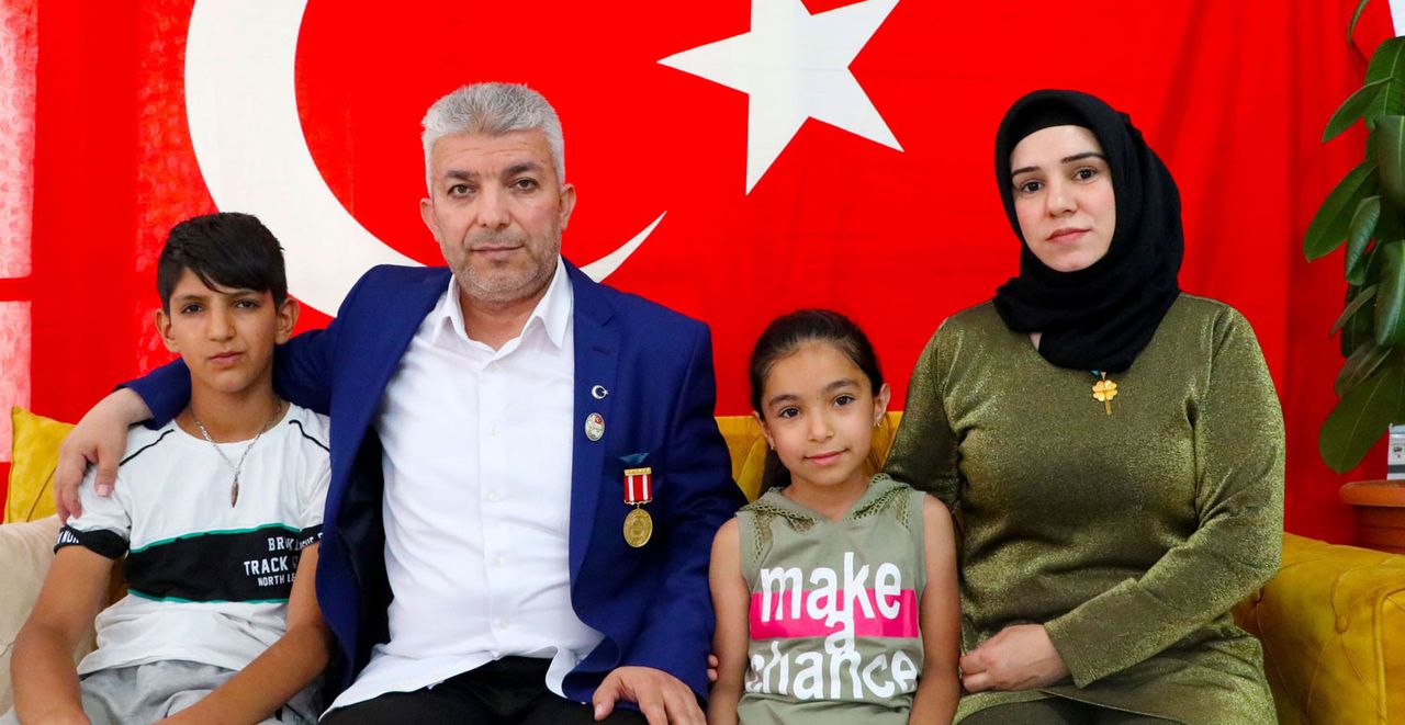 gazi babasının kurşununu boynunda taşıyan çocuk