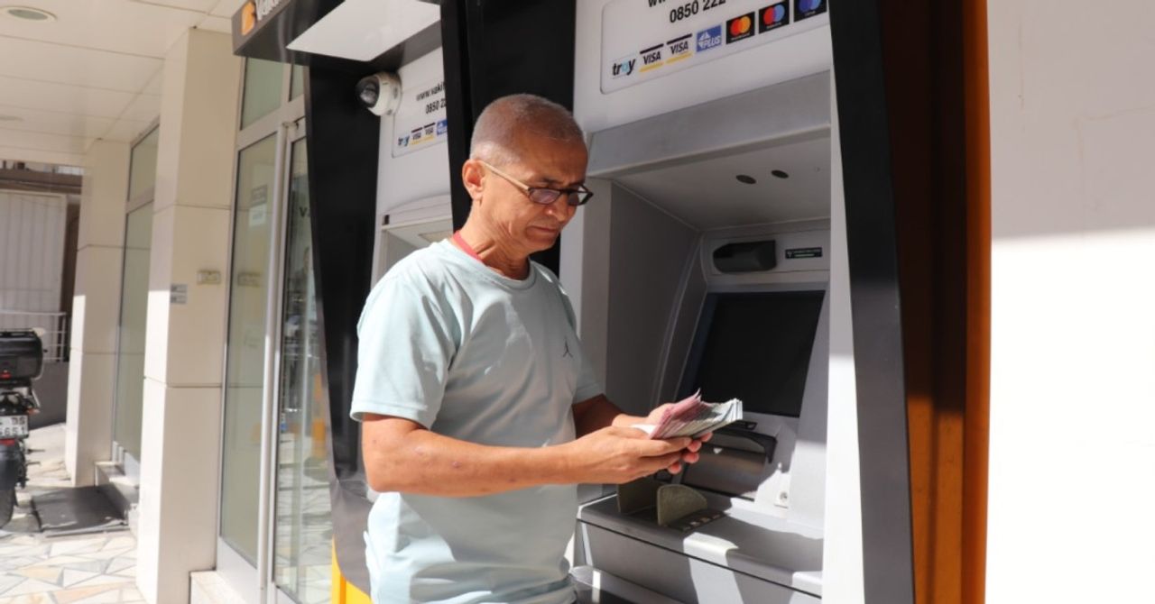 Para göndermek isterken büyük şok yaşadı: ATM, tek tuşla 20 bin lira verdi Para göndermek isterken büyük şok yaşadı: ATM, tek tuşla 20 bin lira verdi