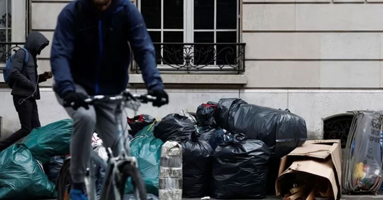 Paris çöp şehre döndü Paris çöp şehre döndü