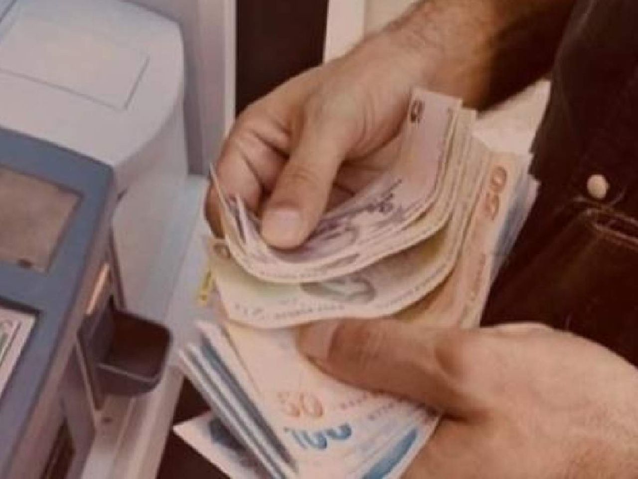 pÇalışma sürecinde asgari ücret alan ve sigorta primleri de asgari ücretten yatan çalışanlar, emekli olduktan sonra kendilerine ne kadar bağlanacağını araştırıyorlar. Asgari ücretli bir çalışanın emekli olduktan sonra alabileceği maaşın ne kadar olacağı ile ilgili hesaplama tablosunu sizler için hazırladık./p pAsgari ücretten emekli olan ne kadar maaş alır?/p pBir çalışanın çalışma süreci boyunca sigorta primleri her daim asgari ücret üzerinden yatmışsa emekli maaşı da ona göre hesaplanarak ödenir. Alınacak tutar her yıl belirlenen asgari ücret miktarları ile birlikte değişir. 2021 yılında asgari ücret maaşlarına yapılan yüzde 8,36’lık zam sonrası net ücret 2.825,9 TL olarak belirlenmişti. 2022 yılı için asgari ücrete bu güne kadar yapılmamış oranda bir zam yapıldı ve yüzde 50,54 oranındaki artışla 2022 yılı asgari ücret miktarı 4 bin 250 TL pÇalışma sürecinde asgari ücret alan ve sigorta primleri de asgari ücretten yatan çalışanlar, emekli olduktan sonra kendilerine ne kadar bağlanacağını araştırıyorlar. Asgari ücretli bir çalışanın emekli olduktan sonra alabileceği maaşın ne kadar olacağı ile ilgili hesaplama tablosunu sizler için hazırladık./p pAsgari ücretten emekli olan ne kadar maaş alır?/p pBir çalışanın çalışma süreci boyunca sigorta primleri her daim asgari ücret üzerinden yatmışsa emekli maaşı da ona göre hesaplanarak ödenir. Alınacak tutar her yıl belirlenen asgari ücret miktarları ile birlikte değişir. 2021 yılında asgari ücret maaşlarına yapılan yüzde 8,36’lık zam sonrası net ücret 2.825,9 TL olarak belirlenmişti. 2022 yılı için asgari ücrete bu güne kadar yapılmamış oranda bir zam yapıldı ve yüzde 50,54 oranındaki artışla 2022 yılı asgari ücret miktarı 4 bin 250 TL