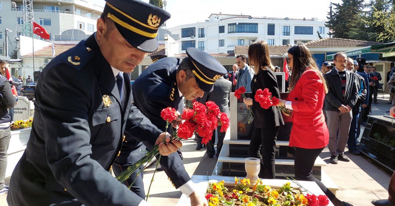 Polis Teşkilatı töreninde duygulandıran anlar: Şehidin oğluna rozet hediye edildi Polis Teşkilatı töreninde duygulandıran anlar: Şehidin oğluna rozet hediye edildi