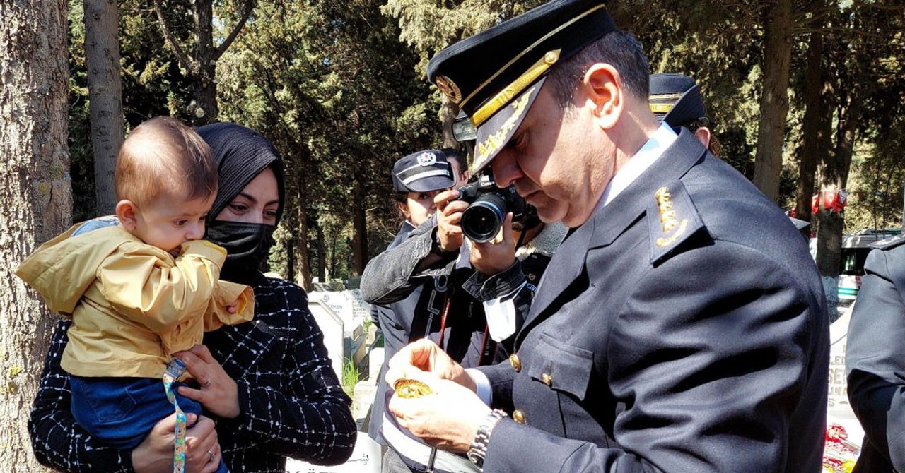 Polis Teşkilatı töreninde duygulandıran anlar: Şehidin oğluna rozet hediye edildi Polis Teşkilatı töreninde duygulandıran anlar: Şehidin oğluna rozet hediye edildi