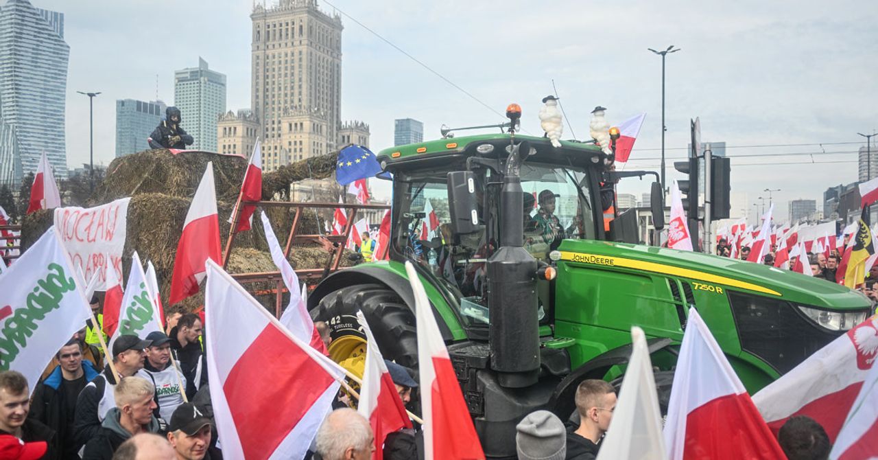 polonyalı çiftçiler Ukrayna ürünlerinin ithalatını protesto ediyor polonyalı çiftçiler Ukrayna ürünlerinin ithalatını protesto ediyor