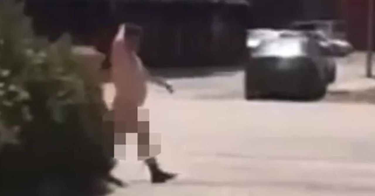 Rahatlığı ve çevresine kayıtsızlığı dikkat çekiyor Rahatlığı ve çevresine kayıtsızlığı dikkat çekiyor