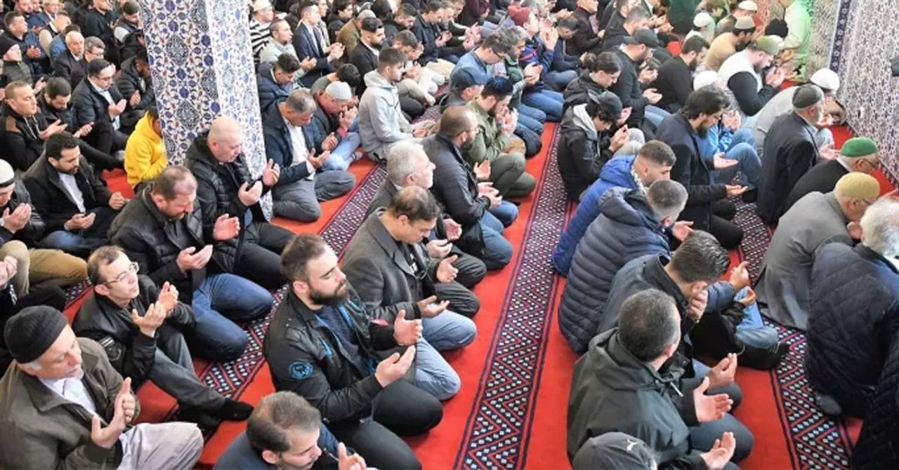 Ramazan Bayramı’nın gelmesiyle beraber farklı coğrafyalarda bayram namazları kılındı. İsveç’in başkenti Stockholm’de ve Japonya’nın başkenti Tokyo Camisi’nde binlerce Müslüman bayram namazını eda etti. Ramazan Bayramı’nın gelmesiyle beraber farklı coğrafyalarda bayram namazları kılındı. İsveç’in başkenti Stockholm’de ve Japonya’nın başkenti Tokyo Camisi’nde binlerce Müslüman bayram namazını eda etti.