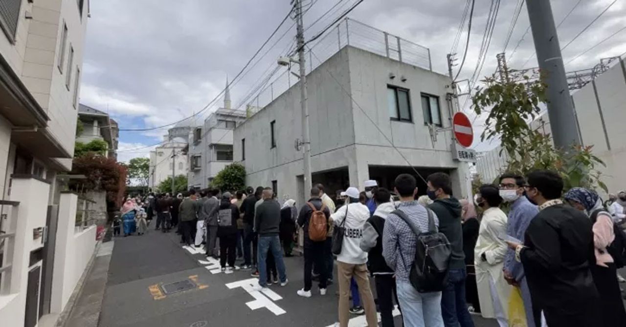 Ramazan Bayramı’nın gelmesiyle beraber farklı coğrafyalarda bayram namazları kılındı. İsveç’in başkenti Stockholm’de ve Japonya’nın başkenti Tokyo Camisi’nde binlerce Müslüman bayram namazını eda etti. Ramazan Bayramı’nın gelmesiyle beraber farklı coğrafyalarda bayram namazları kılındı. İsveç’in başkenti Stockholm’de ve Japonya’nın başkenti Tokyo Camisi’nde binlerce Müslüman bayram namazını eda etti.