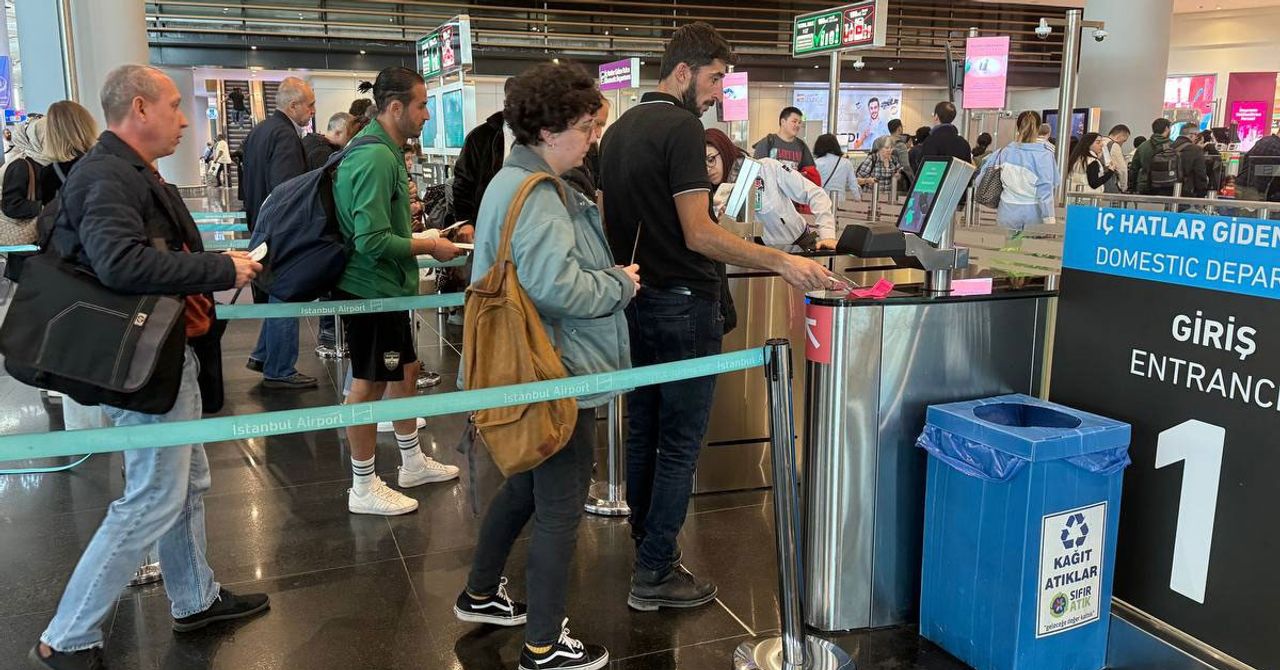 Ramazan Bayramı’nın tatili 9 güne çıkartılması sonrası tatili değerlendirmek isteyenler memleketlerinin, tatil bölgelerinin ve yurt dışının yolunu tuttular. Bu durum İstanbul’daki havalimanlarında yoğunluğa neden oldu… Ramazan Bayramı’nın tatili 9 güne çıkartılması sonrası tatili değerlendirmek isteyenler memleketlerinin, tatil bölgelerinin ve yurt dışının yolunu tuttular. Bu durum İstanbul’daki havalimanlarında yoğunluğa neden oldu…