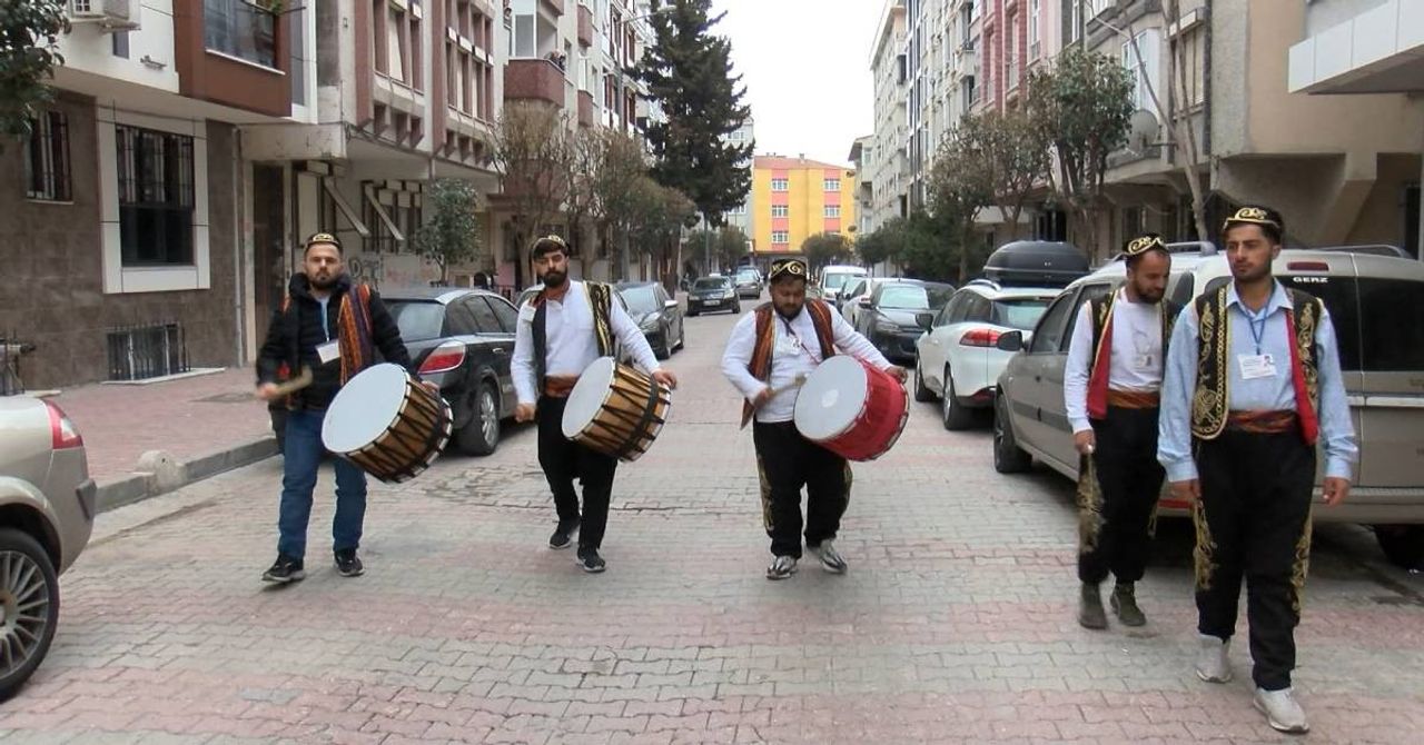 Ramazan davulcusu nasıl olunur? 2024 Ramazan davulcusu maaşı ne kadar? Ramazan davulcusu saat kaçta gelir? Ramazan davulcusu nasıl olunur? 2024 Ramazan davulcusu maaşı ne kadar? Ramazan davulcusu saat kaçta gelir?