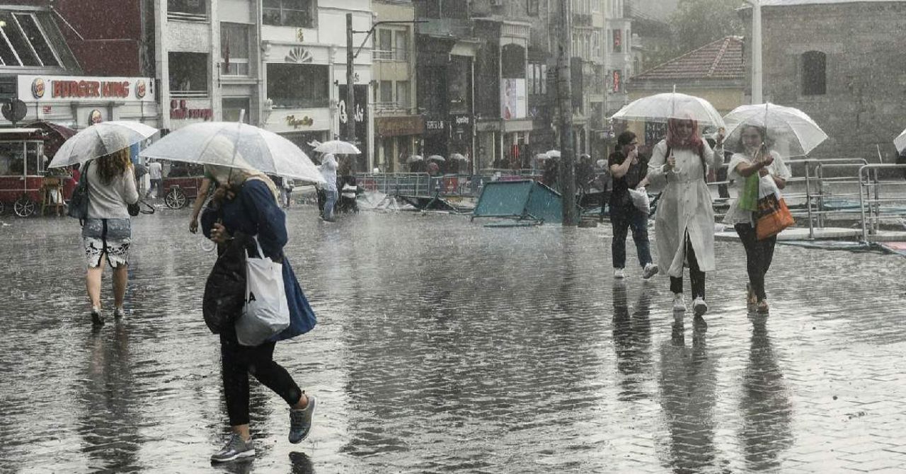 Sağanak yağış başladı. Sağanak yağış başladı.